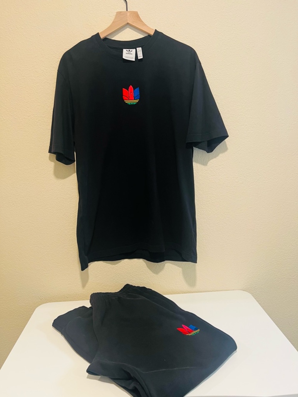 Men's Adidas Black Tee & Jogger Set with Logo Size Large